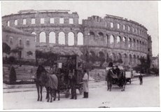 Pola, febbraio 1947. I profughi italiani si avviano verso la motonave “Toscana”. Alle loro spalle l’Arena romana (foto Archivio storico ANVGD, Roma)