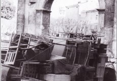 Pola, febbraio 1947. Si imbarcano le masserizie, passando sotto l’Arco dei Sergi (foto Archivio storico ANVGD, Roma)