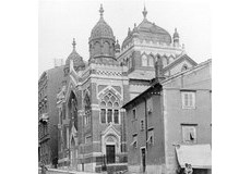 La Sinagoga di Fiume in una fotografia precedente al 1944. Venne distrutta da un incendio doloso   provocato dalle autorità di polizia naziste, il 30 gennaio di quell’anno
