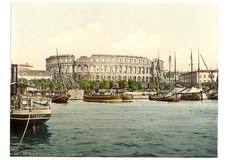 L’Arena di Pola, affacciata sul mare, in una cartolina a colori del 1890 circa