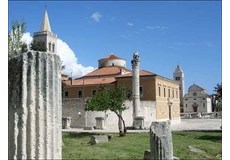 Zara, la Chiesa di S. Donato (IX sec.)  e, a destra, la Cattedrale di S. Anastasia (edificata nel XII sec. su una precedente basilica paleocristiana